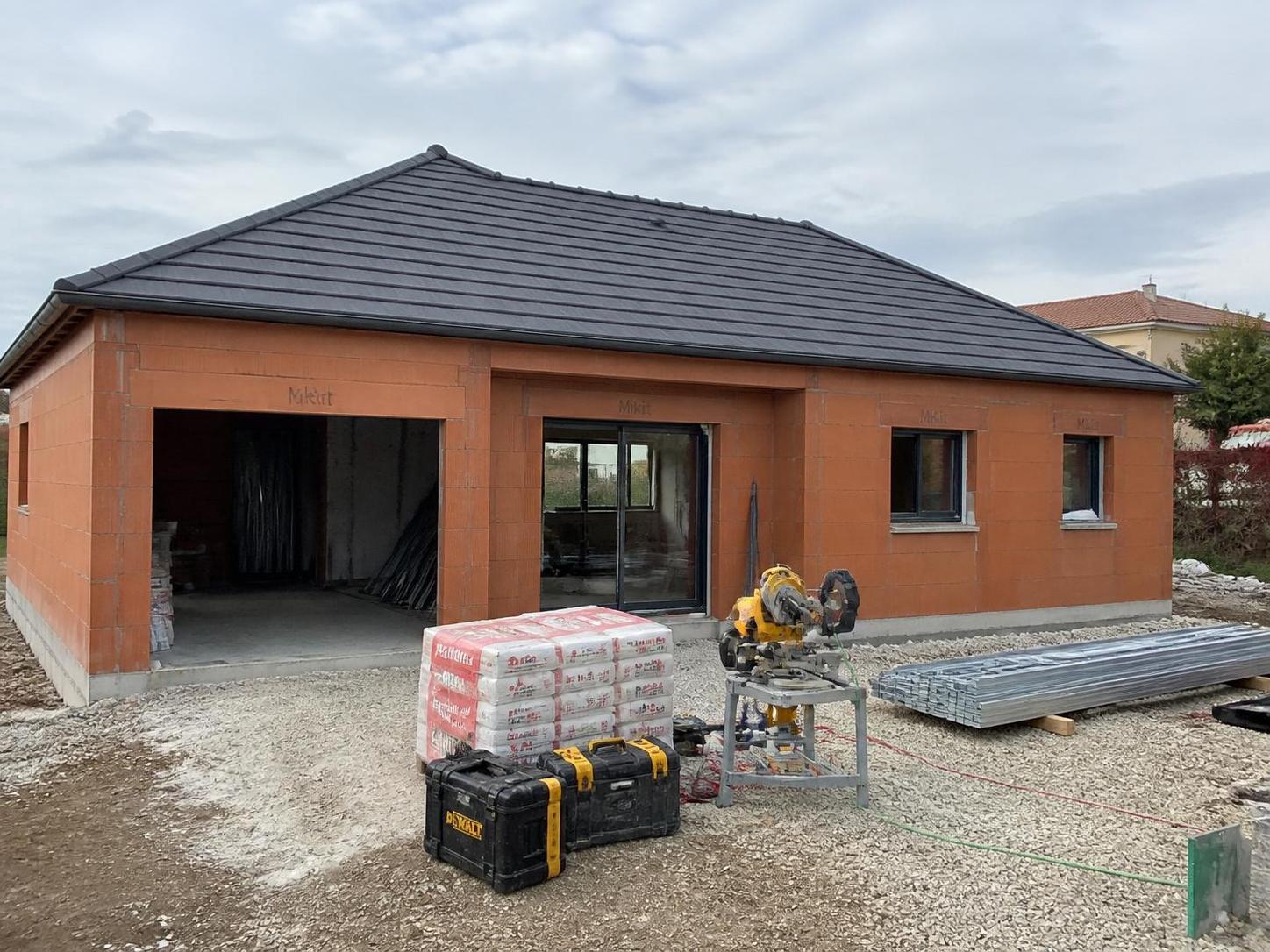 découvrez le prix réel d'une maison mikit avec une décomposition détaillée du budget et une explication claire de ce que le contrat inclut réellement. faites le bon choix pour votre projet immobilier.