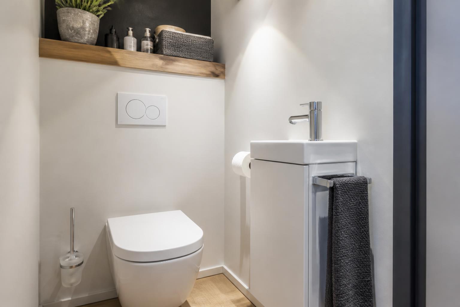 découvrez le fonctionnement et les avantages hydrauliques des toilettes avec lave-main intégrée, explorez différents modèles et obtenez une estimation du coût de pose pour optimiser l'hygiène et économiser l'eau.