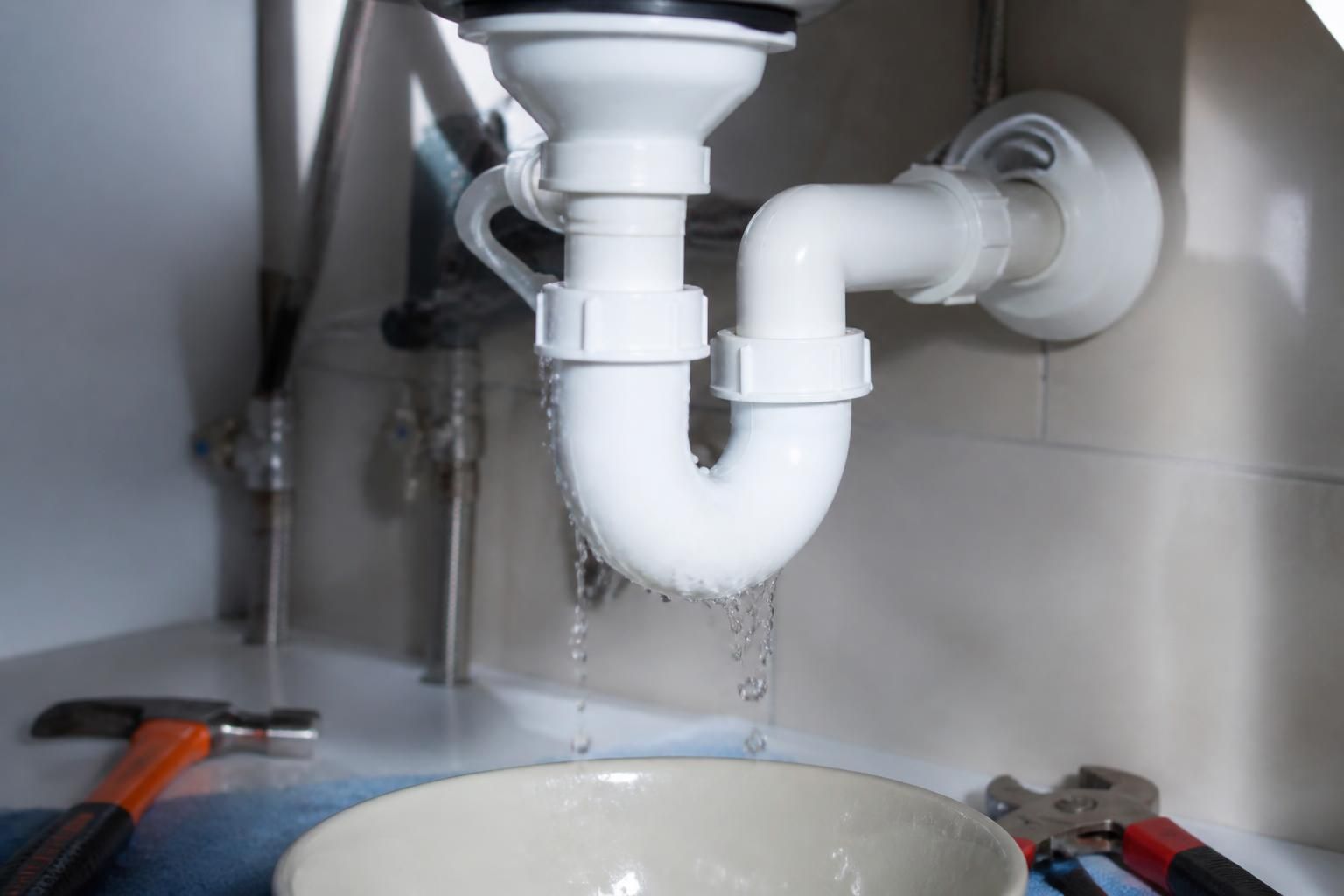 découvrez comment identifier l'origine d'une fuite de siphon d'évier et les solutions pour y remédier efficacement.