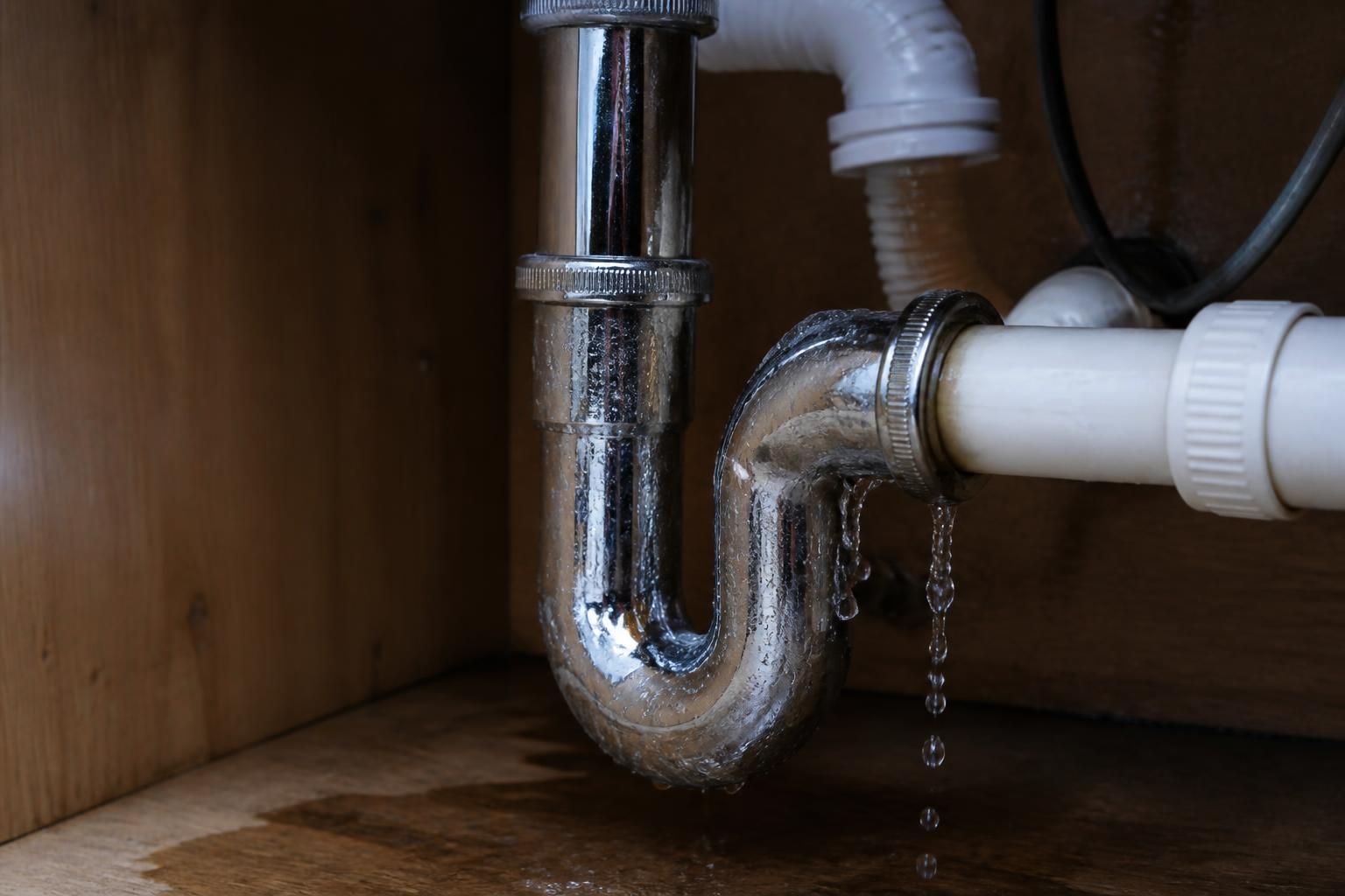 Siphon d’évier qui fuit : comment repérer l’origine