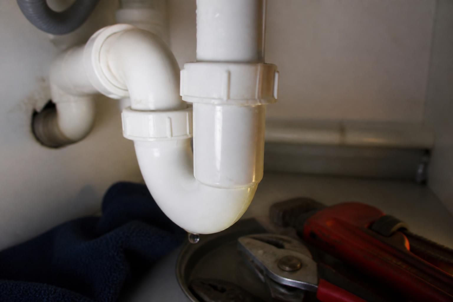 découvrez nos conseils pratiques pour réparer rapidement un siphon qui fuit sous l’évier et éviter les dégâts des eaux.