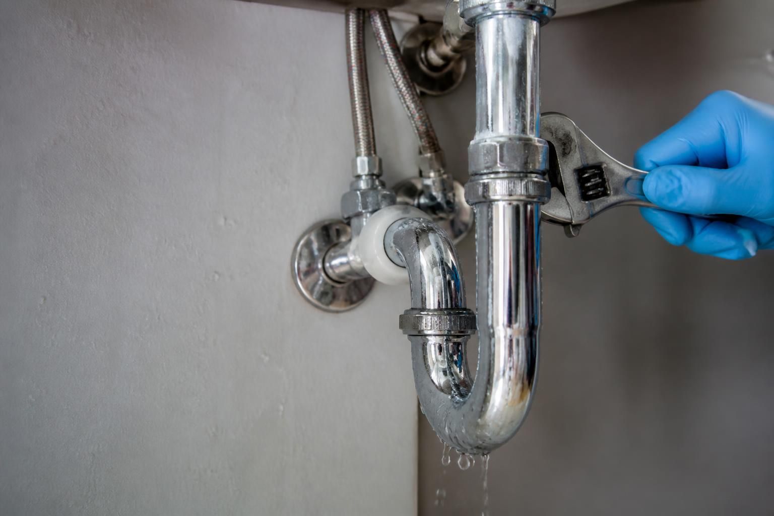 Siphon qui fuit sous l’évier : comment réparer rapidement