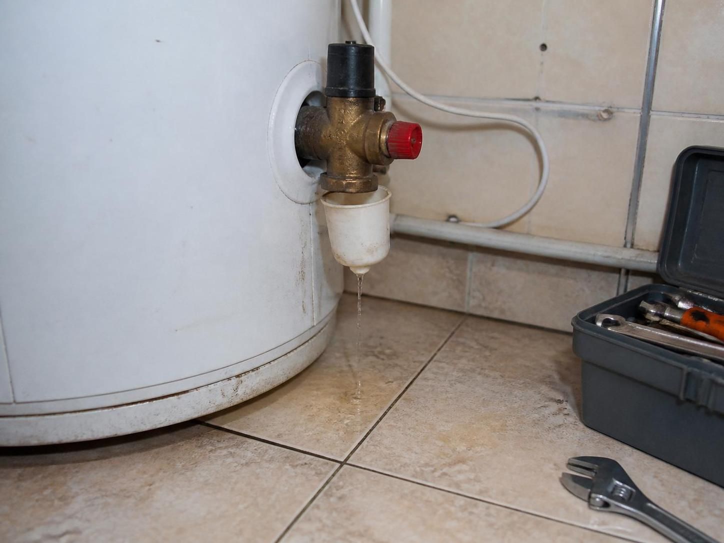 découvrez pourquoi il est important d'intervenir rapidement en cas de fuite de votre ballon d'eau chaude pour éviter des dégâts et des coûts élevés.