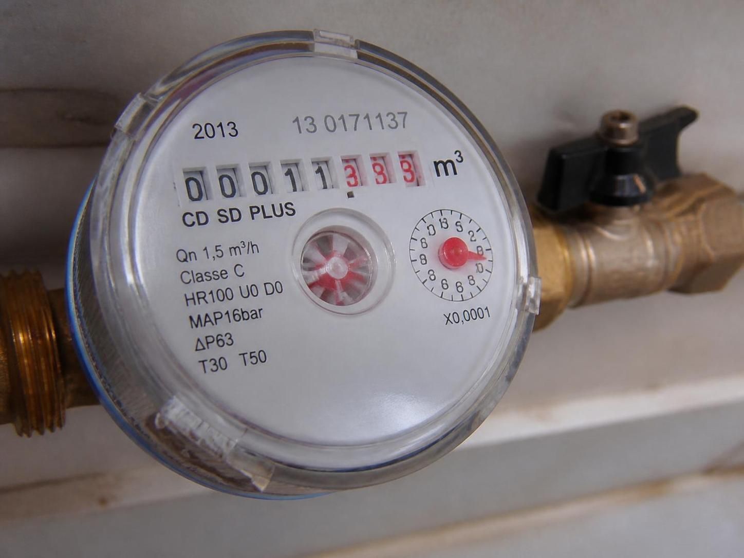 découvrez les causes possibles d'un compteur d'eau qui tourne sans fuite visible et apprenez les démarches à suivre pour identifier et résoudre ce problème efficacement.