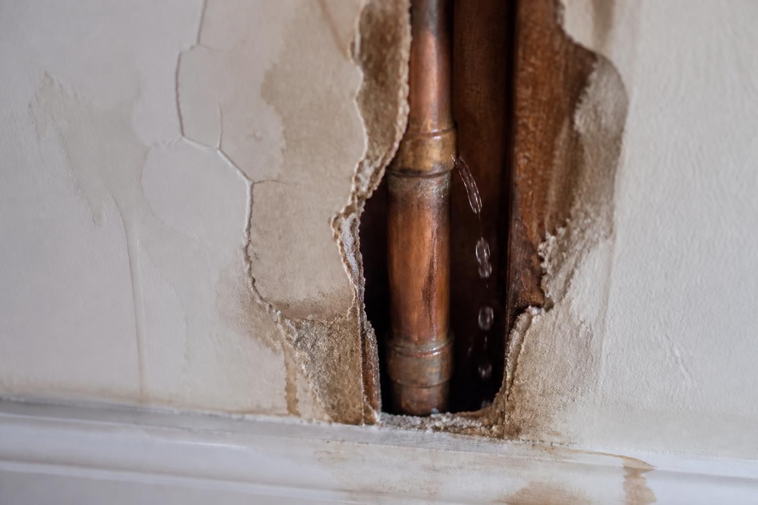 découvrez comment détecter efficacement une fuite de tuyau dans le mur grâce à nos conseils pratiques et éviter les dégâts des eaux.