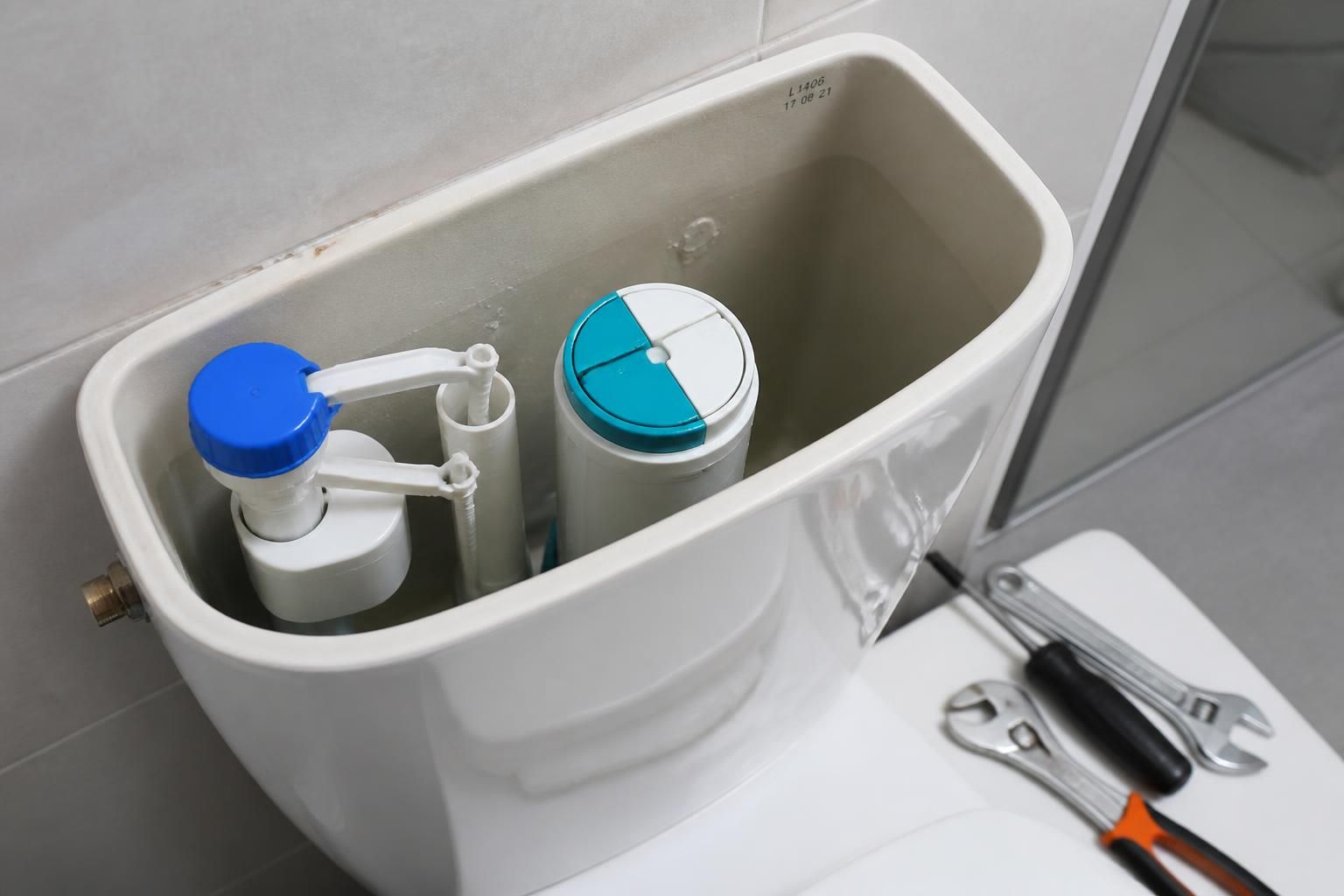 apprenez à changer le mécanisme de votre chasse d'eau facilement grâce à ce guide pas à pas complet et illustré. suivez nos conseils pratiques pour réparer vos toilettes rapidement.