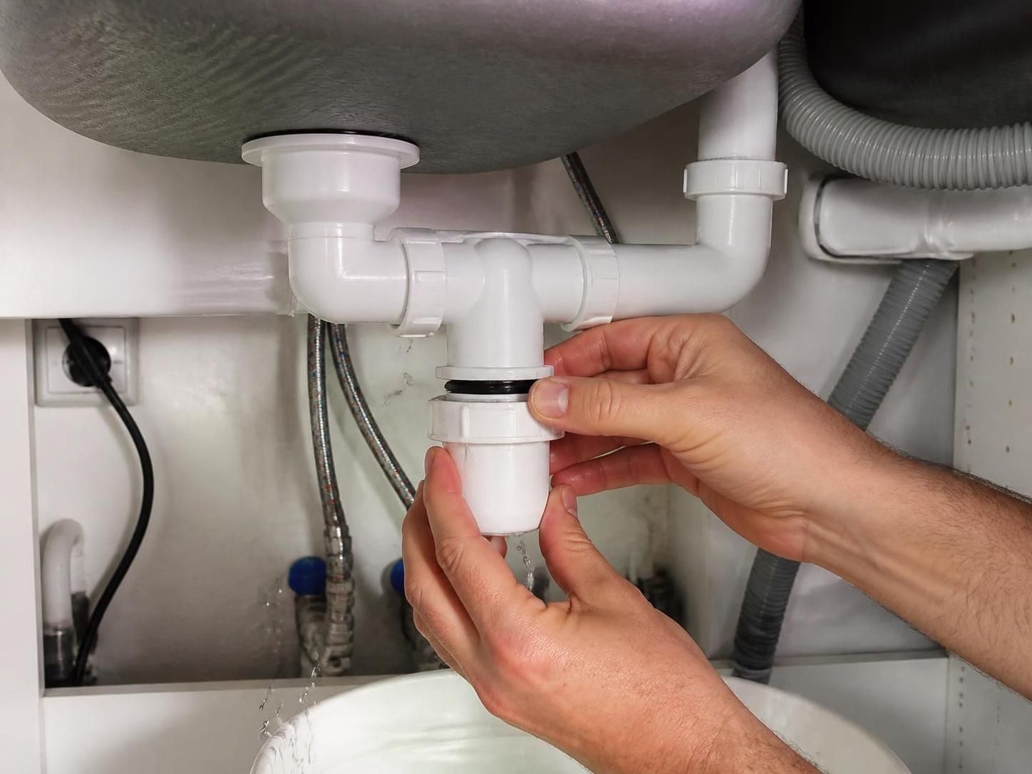 découvrez comment changer un joint de siphon qui fuit grâce à notre guide simple et efficace pour éviter les fuites d'eau et préserver votre plomberie.