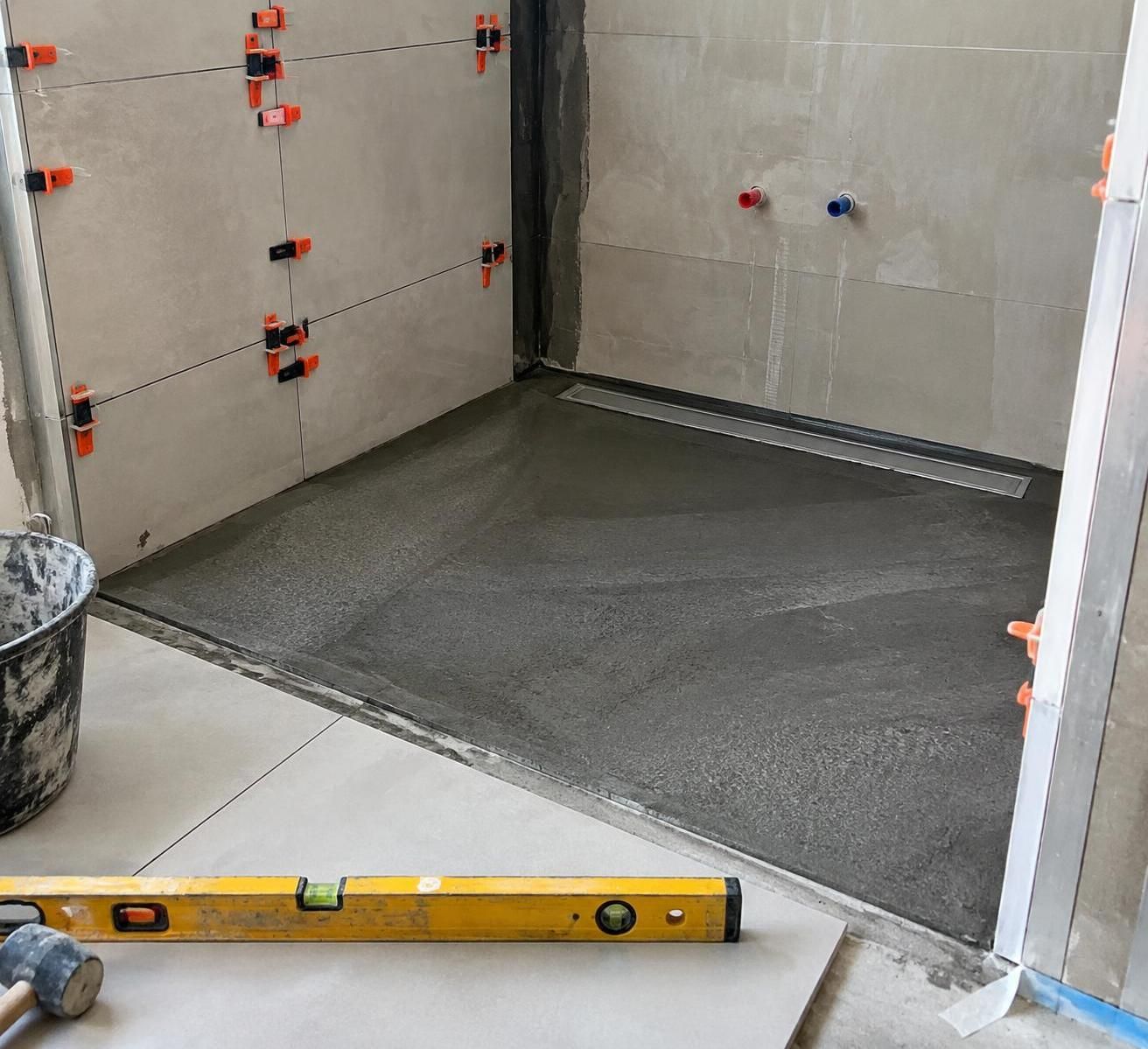 découvrez comment dimensionner correctement l’évacuation d’une douche italienne : diamètre, pente et débit pour éviter les problèmes d’écoulement.