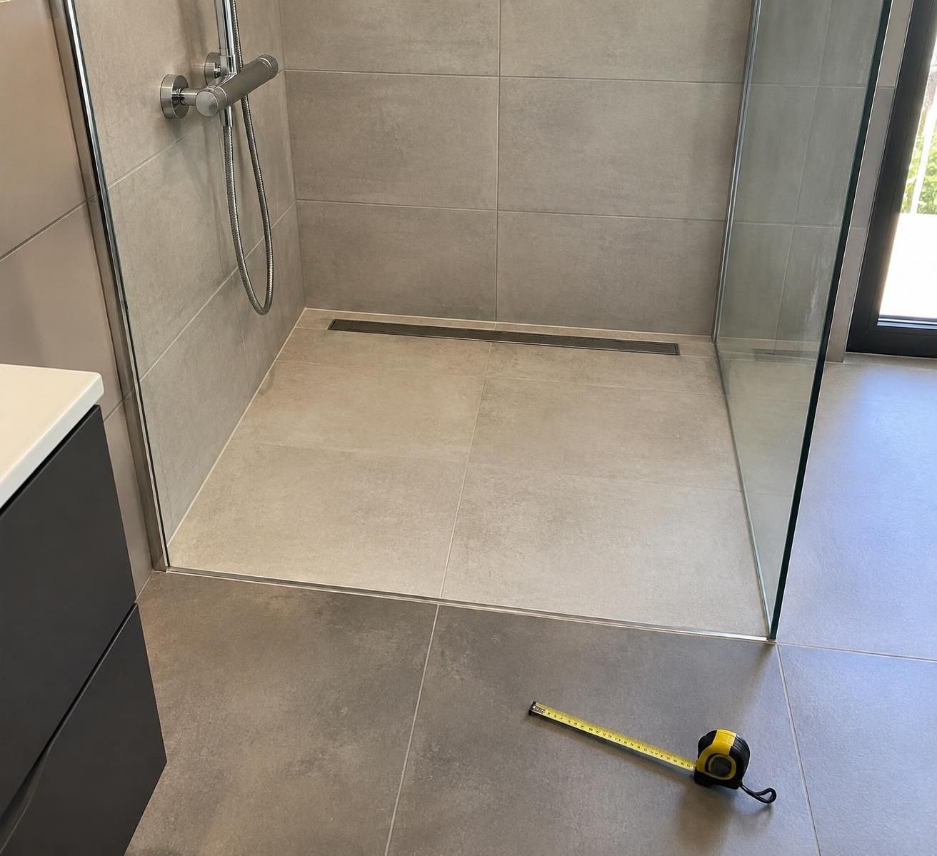 découvrez les dimensions idéales d’une douche à l’italienne : largeur, longueur et espace minimum pour allier confort, accessibilité et style.